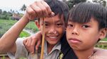 Asyiknya Anak-anak di Sumedang Ngabuburit dengan Memancing Belut