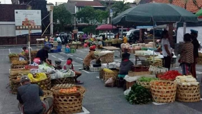 Pembatasan kegiatan sosial non-PSBB di pasar di Denpasar, Bali. (Istimewa)
