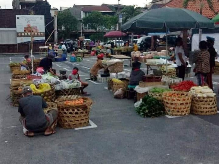 Pembatasan kegiatan sosial non-PSBB di pasar di Denpasar, Bali. (Istimewa)