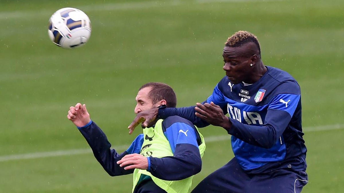 Mario Balotelli dan Felipe Melo membalas komentar Giorgio Chiellini. (Foto: Getty Images/Claudio Villa)