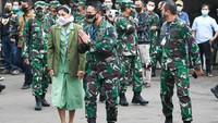 KSAD Jenderal TNI Andika Perkasa (ketiga kiri) didampingi istri Diah Erwiany (kedua kiri) tiba untuk mengikuti pelepasan jenazah dari Mantan Panglima TNI Jenderal TNI (Purn) Djoko Santoso di rumah duka kawasan Bambu Apus Raya, Jakarta Timur, Minggu (10/5/2020).