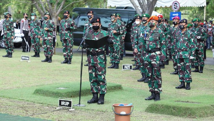 Jenazah Jenderal TNI (Purn) Djoko Santoso akan dimakamkan di pemakaman San Diego Hills, Karawang. Upacara pelepasan jenazah pun dilakukan di rumah duka.