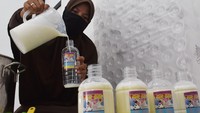 Susu tersebut dijual dengan harga Rp11 ribu per liter.