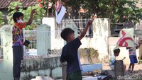 Sejumlah anak bermain layang-layang di kawasan TPU yang berada di Kota Bandung, Jawa Barat.  