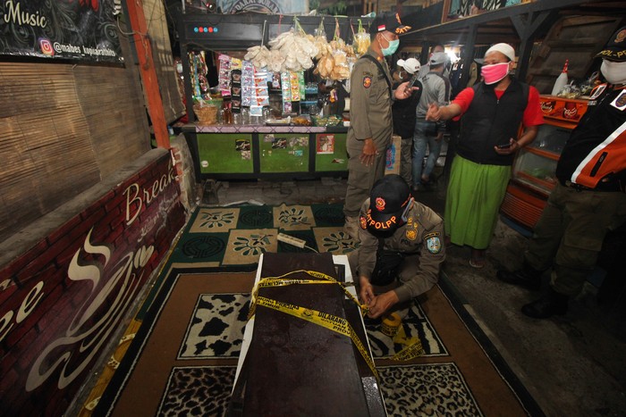 Razia PSBB Jam Malam Di Surabaya Pada hari ke 12 pelaksaaan PSBB di Surabaya petugas melakukan razia. Beberapa cafe masih ada yang melanggar dan petugas langsung melakulam penyegelan.