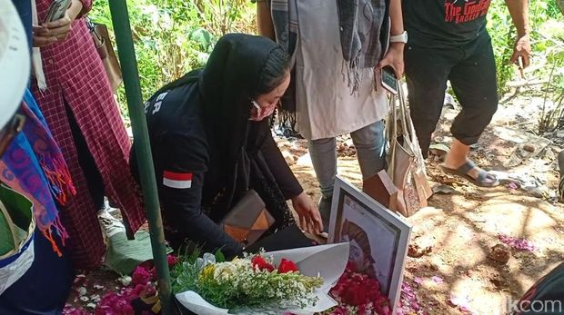 Yan Vellia di makam Didi Kempot / 