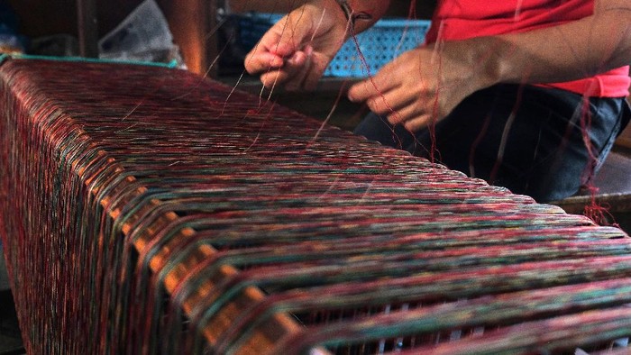 Bali terkenal dengan keindahan alam serta seni dan budayanya yang mempesona. Salah satunya adalah kain tenun endek yang kerap jadi oleh-oleh khas dari Bali.