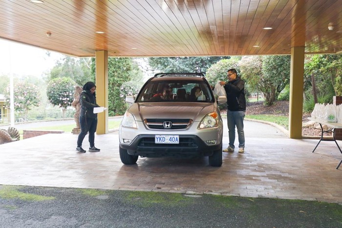 Ada Takjil Drive-Through untuk WNI di Canberra KBRI Canberra dan AIMF-ACT gelar kegiatan 'Takjil Drive-through'. Hal itu digelar sebagai bentuk solidaritas di bulan Ramadhan di tengah Wabah Corona.