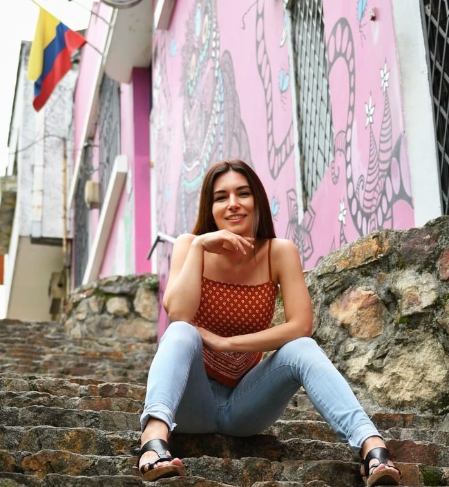 Natalia pun mengeluarkan pernyataan meminta maaf atas tindakannya di Twitter setelah aksinya itu jadi kontroversi. Foto: dok. Instagram