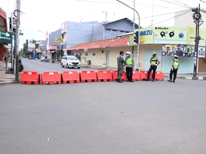 Jalan di Indramayu ditutup selama PSBB