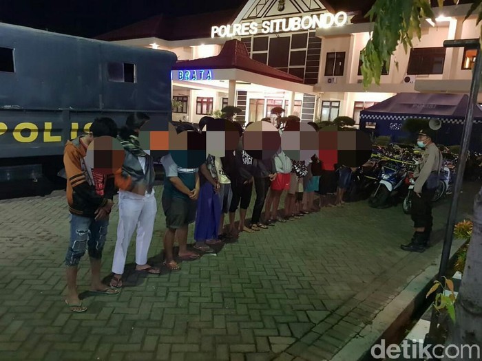 Belasan remaja digelandang ke Mapolres Situbondo dini hari tadi. Mereka diamankan polisi karena dianggap meresahkan di tengah pandemi Corona.