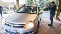 Kegiatan pembagian dilakukan di KBRI Canberra kali ini cukup unik dengan mekanisme tanpa turun dari mobil seperti yang umum dilakukan oleh berbagai restoran makanan siap saji. Dalam kegiatan dimaksud, masyarakat dan diaspora Indonesia yang tinggal di wilayah Canberra dan sekitarnya yang telah mendaftar online sebelumnya, datang ke KBRI sesuai dengan jadwal yang ditentukan untuk tetap mematuhi pembatasan keramaian. Takjil dan makanan berbuka kemudian disampaikan melalui jendela mobil oleh petugas KBRI yang menggunakan masker dan sarung tangan untuk tetap memperhatikan protokol kesehatan.  Istimewa/Dok. KBRI Canberra.