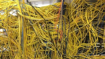 Ini adalah ruang server di sebuah rumah sakit. Foto: via Bored Panda