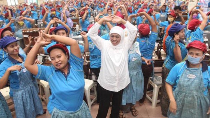 Gubernur Jatim Khofifah Indar Parawansa mengatakan, seluruh perusahaan di Jatim wajib memberikan Tunjangan Hari Raya (THR) kepada karyawan. Termasuk kepada karyawan yang kena PHK.