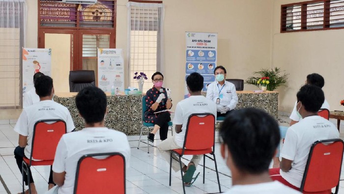 Menlu Retno bertemu 14 WNI ABK Kapal Long Xing 626. (Foto: dok Kemlu)