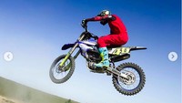 Dalam kesempatan itu, juara dunia sembilan kali tersebut main motocross sampai terbang-terbang. Foto: Instagram @valeyellow46