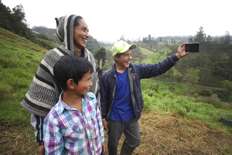 Wabah Corona berdampak ke berbagai sektor kehidupan masyarakat. Seperti petani wanita di Kolombia ini yang mengisi waktu karantina Corona dengan jadi Youtuber.