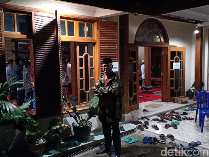 Mantan sopir Didi Kempot, Nur Muhammad, bercerita soal kesuksesannya jadi Kades Majasem, Kecamatan Kendal, Ngawi. Menurutnya, Didi Kempot sangat dermawan.