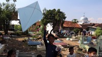 Sejumlah anak bermain layang-layang di kawasan TPU yang berada di Kelurahan Margasari, Kecamatan Buahbatu, Kota Bandung, Jawa Barat.  