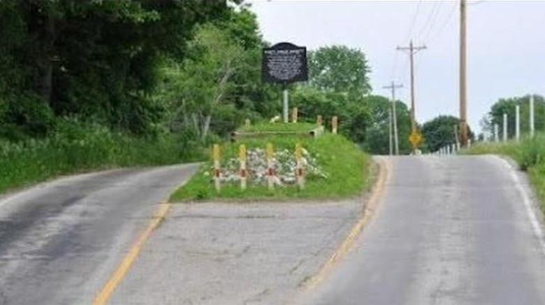 Kuburan di tengah jalan Kuburan di tengah jalan di Desa Amity, Indiana