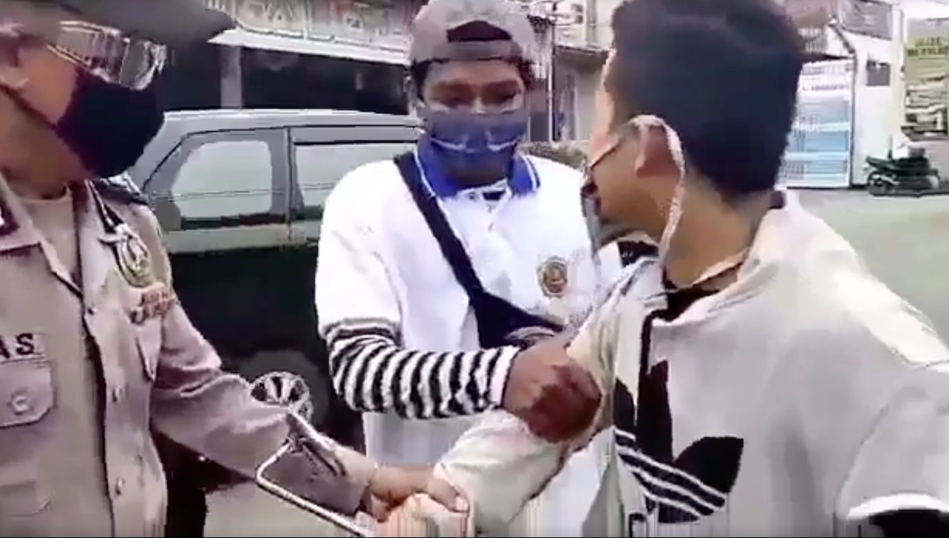 Kronologi peristiwa viral: pemukulan warga oleh pemuda Jonggol yang ditegur soal masker. (Tangkapan layar video viral)