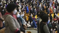 Sebelumnya, Presiden Korea Selatan Moon Jae-in mengimbau masyarakat untuk tetap waspada dan melindungi diri dari ancaman penyebaran virus Corona. Meski begitu, ia juga mengimbau masyarakat untuk tidak panik di tengah kekhawatiran lonjakan kasus baru dalam pandemi COVID-19 di negara tersebut.