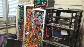 Seseorang mencabut sebuah kabel sehingga internet di kantor mati. Tapi tidak tahu kabel mana yang dicabutnya. Foto: via Bored Panda