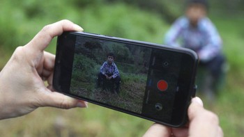 Sebuah keluarga petani di kawasan Chipaque, Kolombia, punya cara unik untuk mengisi waktu saat karantina untuk mencegah penyebaran Corona di wilayahnya. Keluarga petani itu beralih profesi sementara waktu menjadi YouTuber selama masa karantina Corona.