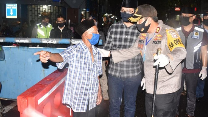 Puluhan Pengunjung Alun-alun Pasuruan Dirapid Tes, 2 Reaktif Langsung Dikarantina