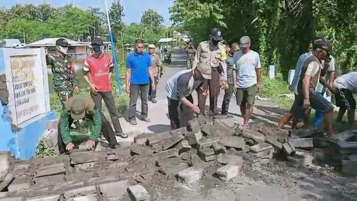 Dua desa di Sumberpucung, Kabupaten Malang menjadi perbincangan di media sosial. Warga dua desa itu saling menutup jalan dengan memasang portal.