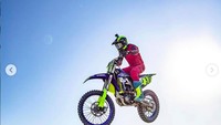 Rossi berlatih menggunakan motor motocross di MotoRanch VR46. Foto: Instagram @valeyellow46