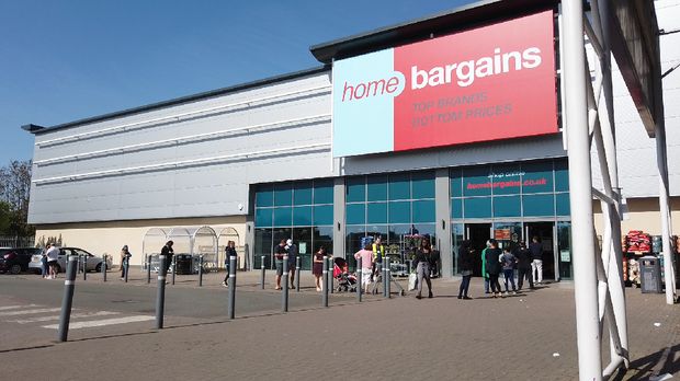 Antrean belanja di supermarket