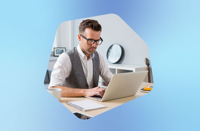 Pandemi virus Corona memaksa banyak perusahaan menerapkan sistem kerja dari rumah. Meskipun WFH, para pekerja juga harus tampil representatif dengan busana rapi dan formal. Foto: Kaspersky