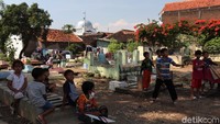Bermain layang-layang menjadi salah satu kegiatan yang dilakukan anak-anak di kawasan itu untuk mengisi waktu di akhir pekan.