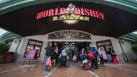 Meski kembali dibuka untuk umum, Disneyland Shanghai akan menerapkan pembatasan jarak atau social distancing di area taman bermain tersebut guna mengantisipasi kemungkinan penyebaran COVID-19.