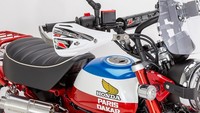 Adapun paket modifikasi ini terdiri dari fender, frame dan tangki bahan bakar yang diberi grafis bertema reli Paris Dakar. Pada bagian depan, makin bergaya adventure, dengan head lamp cover, hand guard, handle bar, dan windscreen tinggi.(Foto: Dirt Freak)