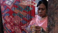 Meski kain endek cukup tersohor dan menjadi salah satu oleh-oleh khas dari Bali, penenun kain endek nyatanya kesulitan mencari penerus. Dilansir dari Antara, pemilik usaha tenun Endek, Etmy Kustiyah Sukarsa mengatakan cukup sulit untuk mencari perajin berusia muda untuk bekerja sebagai penenun kain tenun ikat khas Bali tersebut.