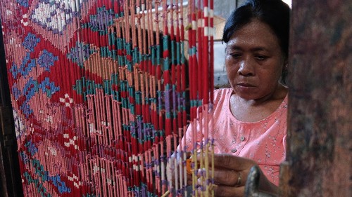 Bali terkenal dengan keindahan alam serta seni dan budayanya yang mempesona. Salah satunya adalah kain tenun endek yang kerap jadi oleh-oleh khas dari Bali.