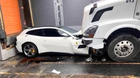 Ada berbagai versi cerita yang berkembang mengiringi foto tersebut. Salah satunya mengatakan kalau si pemilik Ferrari menolak membayar gaji sopir truk (yang adalah karyawannya). Marah dan kesal karena haknya tidak dipenuhi, sopir truk melampiaskan dengan melindas mobil kesayangan bosnya. Foto: istimewa