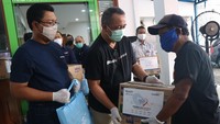 Pembagian bantuan sembako yang serentak di seluruh Indonesia ini berasal dari penyisihan sukarela gaji dan THR pegawai Bank Mandiri Group dalam program Mandirian Cinta Indonesia (MCI) ini mencapai sekitar 6.000 paket meliputi antara lain beras, minyak goreng, gula, mie instant, terigu, kopi, teh dan biskuit. Istimewa/Dok. Bank Mandiri.