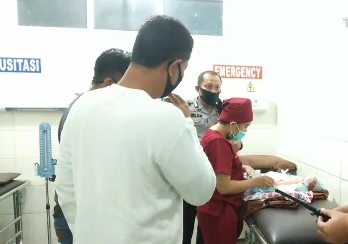 Seorang bayi laki-laki ditemukan di teras rumah warga di Medan (dok. Istimewa)