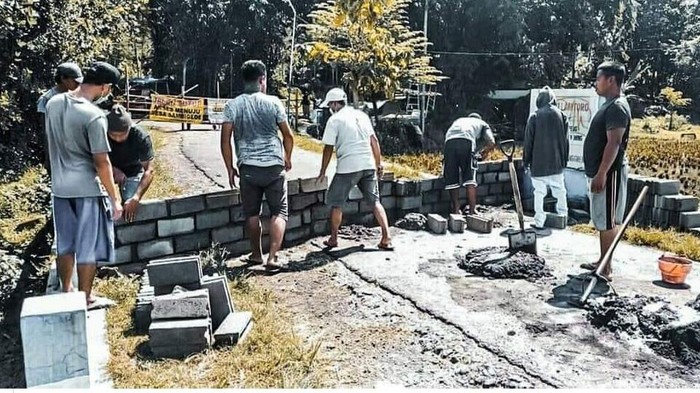 Dua desa di Sumberpucung, Kabupaten Malang menjadi perbincangan di media sosial. Warga dua desa itu saling menutup jalan dengan memasang portal.