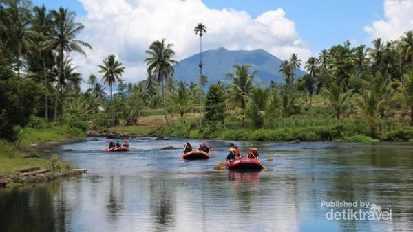 Pesona Danau Ranau diperkaya dengan Gunung Seminung yang memiliki ketinggian 1.880 mdpl. Traveler bisa menikmati keindahan danau dengan menyewa perahu. (Adrian Chandra Faradhipta/dtraveler)