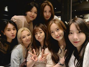 Bikin Kangen! SNSD Reuni Nyanyikan Lagu Kissing You
