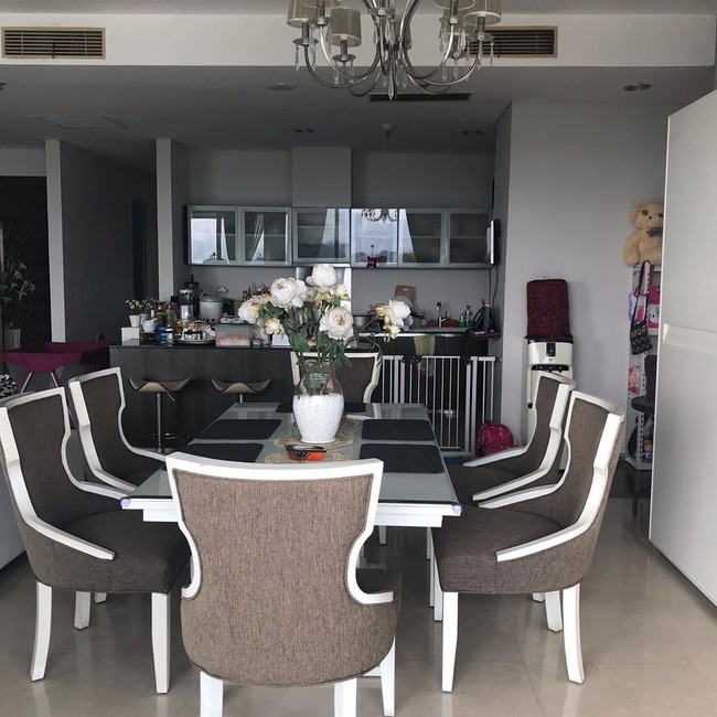 Ruang makan berseberangan langsung dengan dapur. Area apartemen juga dilengkapi fasilitas kolam renang umum, gym dan sauna. Foto: Instagram/@vennamelindareal