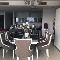 Ruang makan berseberangan langsung dengan dapur. Area apartemen juga dilengkapi fasilitas kolam renang umum, gym dan sauna. Foto: Instagram/@vennamelindareal