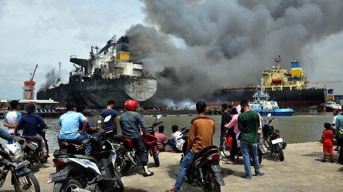 KAPAL TANKER TERBAKAR Kapal tanker MT JAG LEELA terbakar di Pelabuhan Belawan Medan, Sumatera Utara, Senin (11/5/2020). Penyebab terbakarnya kapal tanker MT JAG LEELA yang sedang dalam perawatan atau 'docking' di galangan kapal milik PT Waruna Nusa Sentana Shipyard tersebut belum diketahui dan masih diselidiki. ANTARA FOTO/Septianda Perdana/wsj.