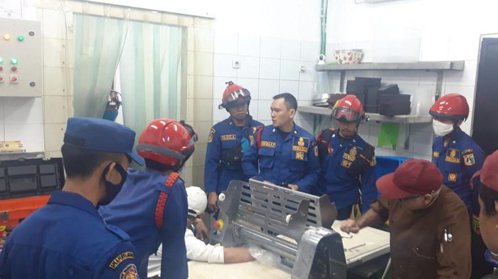 Damkar selamatkan pekerja yang terjepit penggilingan roti