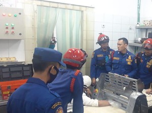 Aksi Damkar Selamatkan Pekerja Terjepit Mesin Adonan Roti di Cilandak