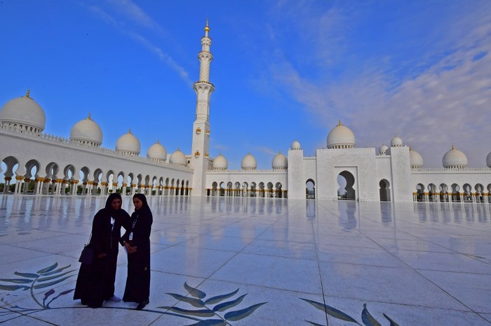 Masjid Agung Sheikh Zayed di Abu Dhabi Women pose for a